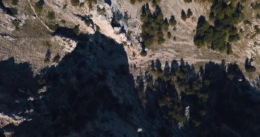 Dağlar tepeler, gün batımı ve deniz. Epik kayalar ve güneş dağ Vadi kenarında flare. 4 k drone uçuş. Hava ıldız. Europe yeşil doğa. Film vintage renkler. üstten görünüm.