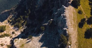 Dağlar tepeler, gün batımı ve deniz. Epik kayalar ve güneş dağ Vadi kenarında flare. 4 k drone uçuş. Hava ıldız. Europe yeşil doğa. Film vintage renkler. üstten görünüm.