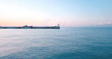 Gemi ve deniz üzerinde gündoğumu için deniz feneri. Destan dağ Vadisi ve güneş patlaması kenarında. 4 k drone uçuş. Hava ıldız. Deniz yolculuğu Europe kavramı. Film vintage renkleri.