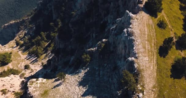 Hegyek csúcsai, a naplemente és a tenger. Epic szélén a hegyi völgyben, a sziklák és a sun a fényfolt. 4 k drone repülés. Légi rendelőnkben. Európa zöld természet. Film vintage színek. szemközti nézet. — Stock videók