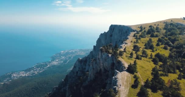 산 봉우리와 바다 서사시 바위와 태양 산 골짜기의 가장자리에 플레어. 4 k 무인 항공기 비행입니다. 공중 establisher입니다. 가로 보기입니다. 유럽 녹색 자연입니다. 영화 빈티지 색상. — 비디오