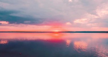 Güzel pembe günbatımı ve Kuzey Denizi üzerinde bulutlar. Akşam alacakaranlık Rusya'da. Dramatik manzara Finlandiya Körfezi. Baltık Denizi. Turistler seyahat kavramı.