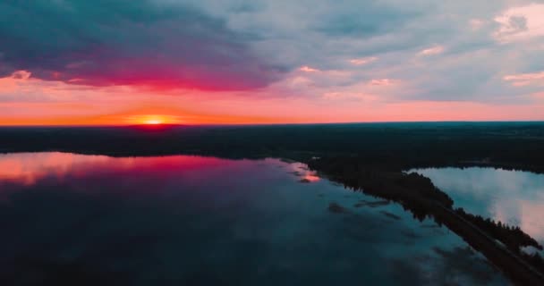 Gyönyörű rózsaszín naplemente és az Északi-tenger felett a felhők. Esti szürkület Oroszországban. Drámai táj a finn-öböl. Balti-tenger. Utazó turisták koncepció. — Stock videók
