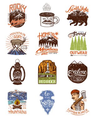 Kamp logo ve Etiketler. Dağlar ve oduncu, boz ayı, dağ keçisi, ağaçlar çam. Ormandaki açık gezi ve macera. Kara tahta renkli rozetleri. Vintage iğne el çekilmiş.