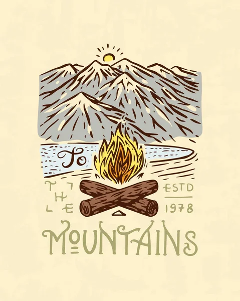 山のロゴ。キャンプのラベルです。.森の屋外の冒険と松の木の旅。黒板色のバッジ。手描きのビンテージのピン. — ストックベクタ