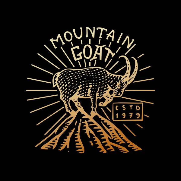 山ヤギのロゴ。キャンプのラベルです。森の屋外の冒険と松の木の旅。黒板色のバッジ。手描きのビンテージのピン. — ストックベクタ