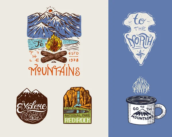 Logo et étiquettes du camping. Montagnes et pins. Voyage dans la forêt, en plein air, l'aventure vous attend. Insignes colorés sur le tableau. Broches vintage dessinées à la main . — Image vectorielle