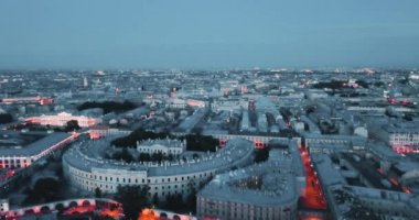 Gece Sankt Petersburg, Rusya. şehir sokakları ve nehirler, sinematik dron video, tarihi binalar Kuzey sermaye yukarıda.