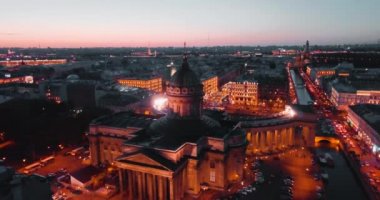 Kazan Cathedal havadan çekim gece. Saint Petersburg, Rusya. Şehir yukarıdan, Kuzey sermaye sinematik dron video, tarihi binalar.