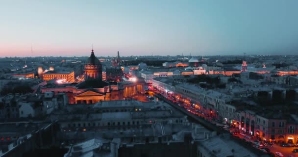 Légi felvétel a Kazan Cathedal éjjel. Saint Petersburg, Oroszország. város felülről, filmszerű drone videó, történelmi épületek nothern tőke. — Stock videók