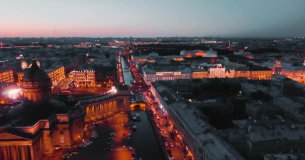Toma aérea de Kazan Cathedal por la noche. San Petersburgo, Rusia. ciudad desde arriba, video de drones cinematográficos, edificios históricos de la capital de Vancouver . — Vídeos de Stock