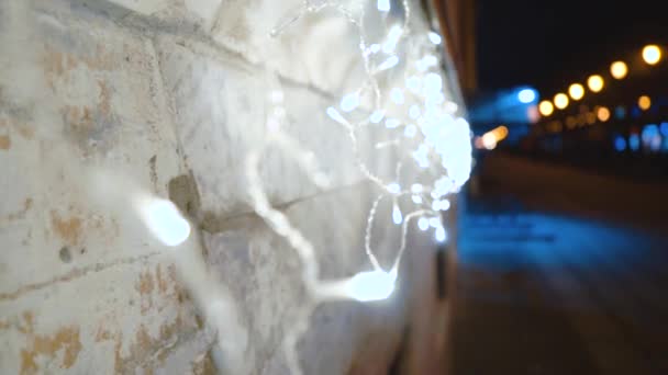 Schöne Beleuchtung durch die Lampen. abstrakte Blitzlichtgewitter. Nacht Feststraße. Hintergrund für die Inschrift. — Stockvideo