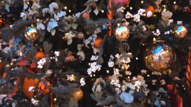 Noel ağacı süslemeleri. Kış tatili. Kuzey sembolü. Soyut bokeh arka plan.