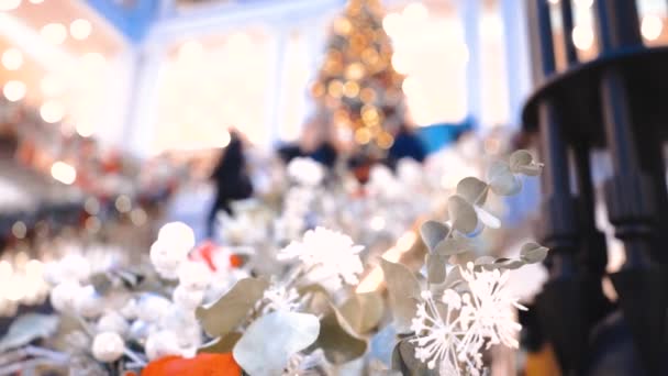 Decoraties op de kerstboom. Wintervakantie. Noordelijke symbool. Abstracte bokeh achtergrond. — Stockvideo