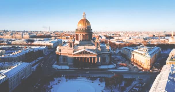 Katedra Saint Isaacs, Isaakievskiy Sobor z widoku ptaka. Starożytna świątynia, architektura w mieście zimą. 4k Drone. St. Petersburg, Federacja Rosyjska. — Wideo stockowe