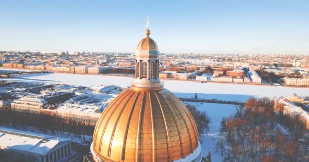 Catedral de San Isaacs, Isaakievskiy Sobor desde la vista del pájaro. Antiguo templo, arquitectura en la ciudad de invierno. Drone 4K. ST. PETERSBURG, Rusia . — Vídeos de Stock