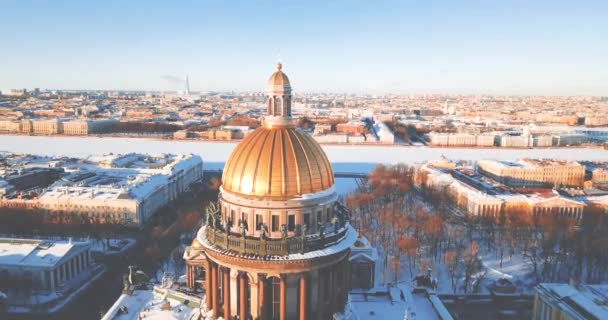圣伊萨克斯大教堂, 从鸟景的伊萨基耶夫斯基索博尔。古老的寺庙, 在冬季城市的建筑。4k 无人机。圣彼得堡, 俄罗斯. — 图库视频影像