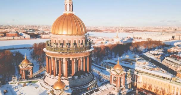 聖イサク大聖堂、鳥から Isaakievskiy Sobor を表示します。古代の寺院、冬市で建築。4 k をドローンします。サンクトペテルブルク、ロシア. — ストック動画