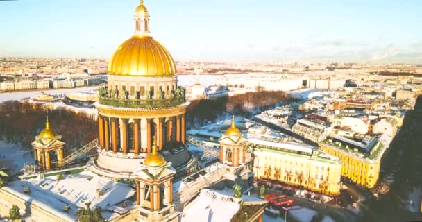 Saint Isaacs Cathedral, Isaakievskiy Sobor van bird bekijken. Oude tempel, architectuur in de stad van de winter. 4k Drone. St. Petersburg, Rusland. — Stockvideo