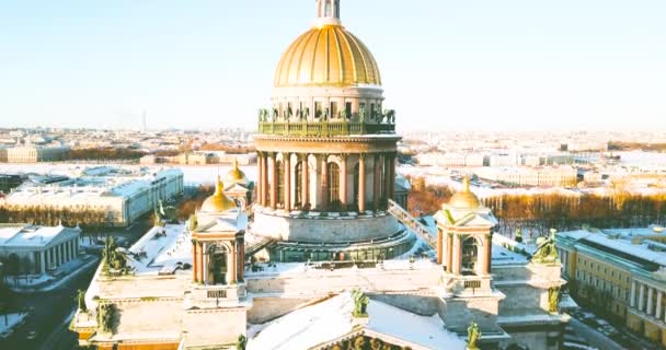 Saint Isaacs Cathedral, Isaakievskiy Sobor van bird bekijken. Oude tempel, architectuur in de stad van de winter. 4k Drone. St. Petersburg, Rusland. — Stockvideo