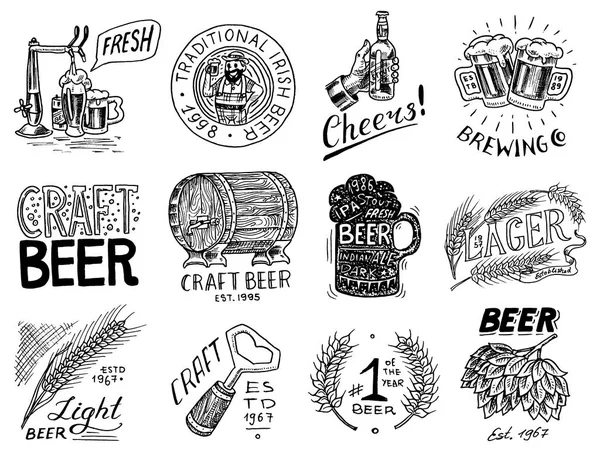 Vintage bier badge. Set van alcoholische etiketten met kalligrafische elementen. Klassieke Amerikaanse frame voor poster banner. Proost toast. Hand getekende gegraveerd schets belettering voor voor web, pub menu. — Stockvector