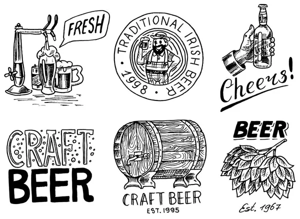 Badge de bière vintage. Ensemble d'étiquettes alcoolisées avec des éléments calligraphiques. Cadre américain classique pour bannière d'affiche. Santé, toast. Dessin à la main gravé lettrage croquis pour web, menu pub . — Image vectorielle