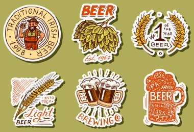 Retro Bavyera bira çıkartmaları. Kaligrafik elemanları ile Alkollü Etiket. Poster afiş için Vintage Amerikan çerçeve. Şerefe kadeh kaldır. Web, pub menü için el çizilmiş oyma kroki yazı.