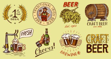 Elinde cheers tost yazıtıyla bira şişesi. Rozet. Açacağı, çavdar ve buğday. Kaligrafik elemanları ile Vintage etiket. Poster için Amerikan çerçevesi. Pub menüsü için elle çizilmiş oyma kroki.