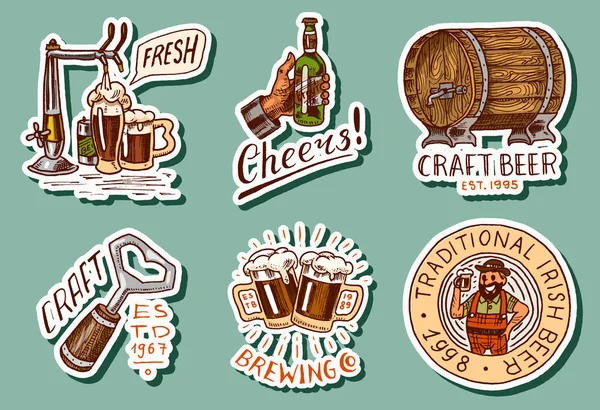 Autocollants de bière vintage. Ensemble d'étiquettes alcoolisées avec des éléments calligraphiques. Cadre américain classique pour bannière d'affiche. Santé, toast. Dessin à la main gravé lettrage croquis pour le web, menu pub . — Image vectorielle