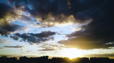 Güzel mavi bulutlar ve parlak ışık. İnanılmaz bir doğa. Pembe-sarı tonları. Yazı veya metin için arka plan.