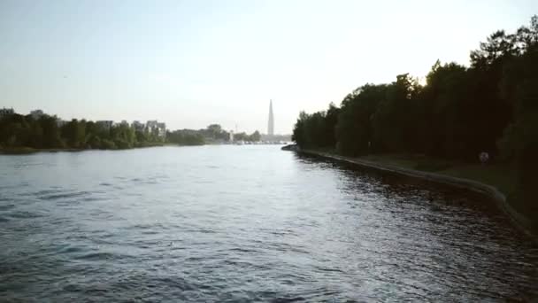 St. petersburg, russland - 8. august 2019: lakhta center. Fluss mit Blick auf einen hohen Glasturm. bewölkte Meereslandschaft. — Stockvideo