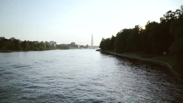 San Pietroburgo, Russia - 8 agosto 2019: Lakhta Center. Fiume che domina un'alta torre di vetro. Mare nuvoloso . — Video Stock