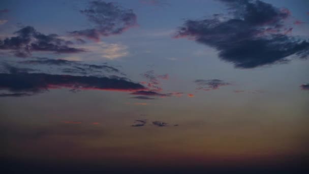 Schöne blaue Wolken und helles Licht. Erstaunliche Natur. rosafarbene Gelbtöne. Hintergrund für Schrift oder Text. — Stockvideo