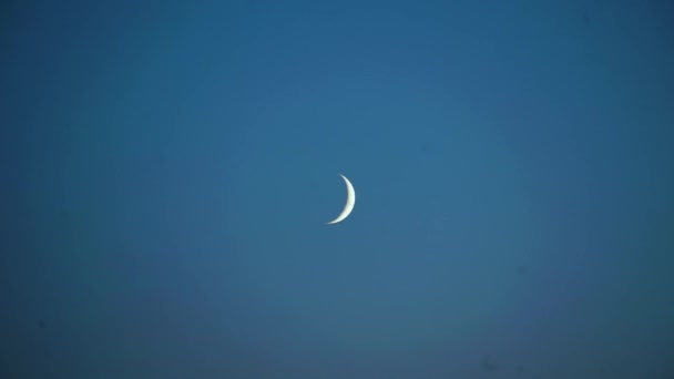 Mondsichel am blauen Abendhimmel. schöner Hintergrund für eine Inschrift. — Stockvideo