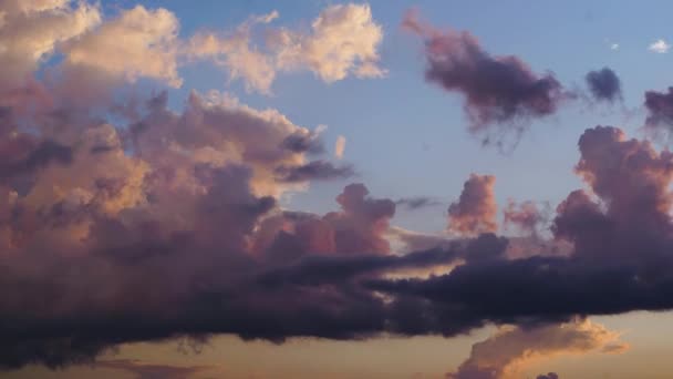 Mooie blauwe wolken en fel licht. Geweldige natuur. Roze-gele tinten. Achtergrond voor belettering of tekst. — Stockvideo
