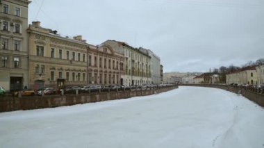 Şirin Avrupa kış şehri. Kırmızı Köprü Evi: Au Pont Rouge. St Petersburg'da güzel manzara