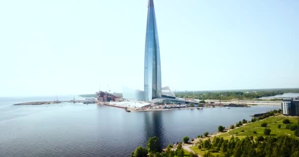 상트페테르부르크, 러시아 - 2019년 8월 8일: 라크타 센터. 핀란드 만, 바다와 푸른 하늘을 배경으로 한 유리 타워. — 비디오