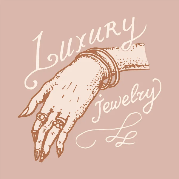 Hand met armband en ringen label. Een sieradenwinkelinsigne. Luxe accessoires, damesmode. Vintage Retro typografie of signboard. Tekening gegraveerd schets. — Stockvector