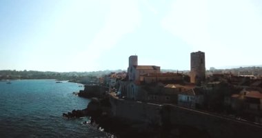 Antibes, Fransa, Cote D Azur 'un hava görüntüleri. Akdeniz 'de güneşli güzel bir gün. Eski kale ve deniz. Çatı ve kumsal..