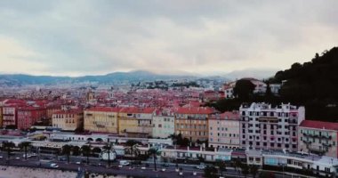 Güzel, France. Sabahleyin şehrin hava görüntüleri. Eylül 'de mavi deniz ve gün doğumu. Turistik yerler
