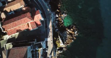 Antibes, Fransa, Cote D Azur 'un hava görüntüleri. Akdeniz 'de güneşli güzel bir gün. Eski kale ve deniz. Çatı ve kumsal..