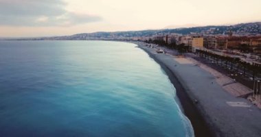 Güzel, France. Sabahleyin şehrin hava görüntüleri. Eylül 'de mavi deniz ve gün doğumu. Turistik yerler
