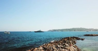 Antibes, Fransa, Cote D Azur 'un hava görüntüleri. Akdeniz 'de güneşli güzel bir gün. Eski kale ve deniz. Çatı ve kumsal..