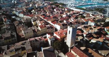 Antibes, Fransa, Cote D Azur 'un hava görüntüleri. Akdeniz 'de güneşli güzel bir gün. Eski kale ve deniz. Çatı ve kumsal..