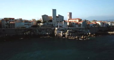 Antibes, Fransa, Cote D Azur 'un hava görüntüleri. Akdeniz 'de güneşli güzel bir gün. Eski kale ve deniz. Çatı ve kumsal..