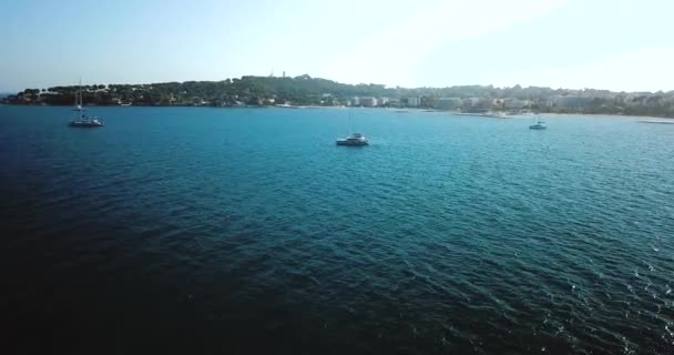 Antibes, Franciaország, Cote D Azur légi felvételei. Gyönyörű napsütéses nap a Földközi-tengeren. Régi kastély és tenger. Tetők és strand. — Stock videók