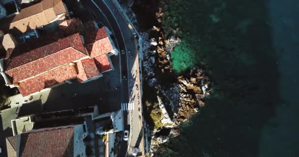 Imágenes aéreas de Antibes, Francia, Costa Azul. Hermoso día soleado en el mar Mediterráneo. Antiguo castillo y mar. Techos y playa . — Vídeos de Stock