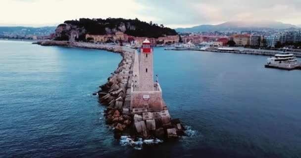 Nizza, Frankreich, Luftaufnahmen vom Leuchtturm. Schöner Sonnenaufgang über dem Mittelmeer. Cote d 'Azur — Stockvideo
