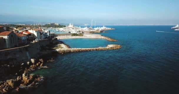 Antibes, Franciaország, Cote D Azur légi felvételei. Gyönyörű napsütéses nap a Földközi-tengeren. Régi kastély és tenger. Tetők és strand. — Stock videók