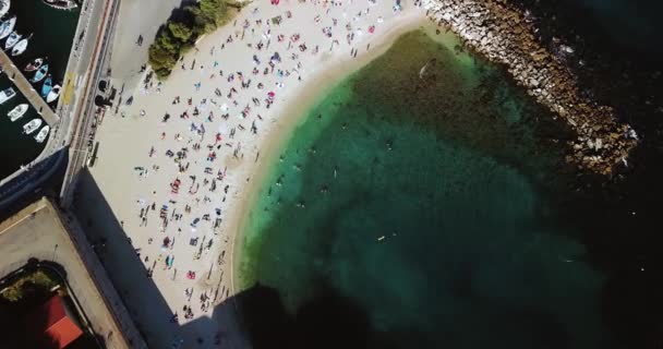 Imágenes aéreas de Antibes, Francia, Costa Azul. Hermoso día soleado en el mar Mediterráneo. Antiguo castillo y mar. Techos y playa . — Vídeos de Stock